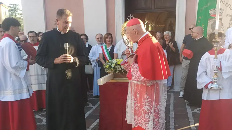 Il bacio del cardinal Bagnasco alla reliquia