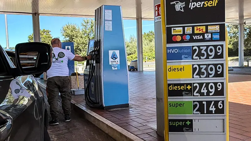 Prezzi a un distributore di carburante in questi giorni - Foto Ansa © www.giornaledibrescia.it