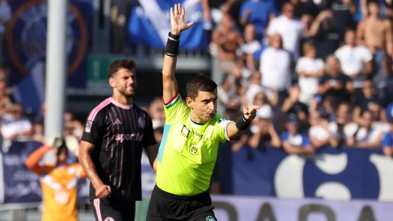 L'offside fischiato dall'arbitro - Foto New Reporter Nicoli © www.giornaledibrescia.it
