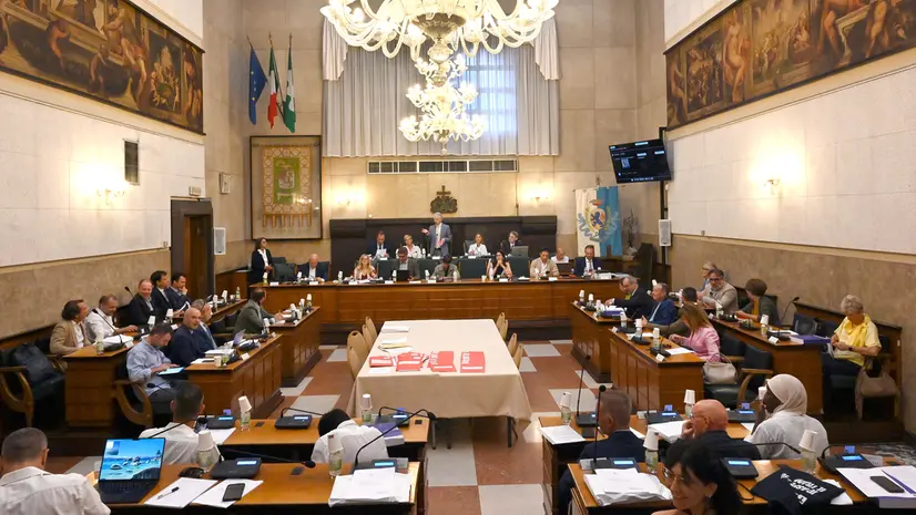 Il Consiglio comunale in Broletto, mentre l'aula di Palazzo Loggia è in ristrutturazione - Foto Comune di Brescia/Christian Penocchio