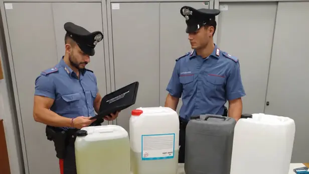 Le taniche sequestrate dai Carabinieri