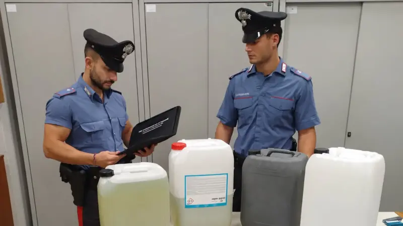 Le taniche sequestrate dai Carabinieri