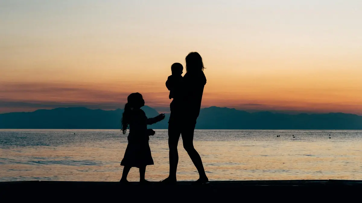 Una madre con i figli