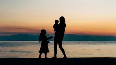 Una madre con i figli