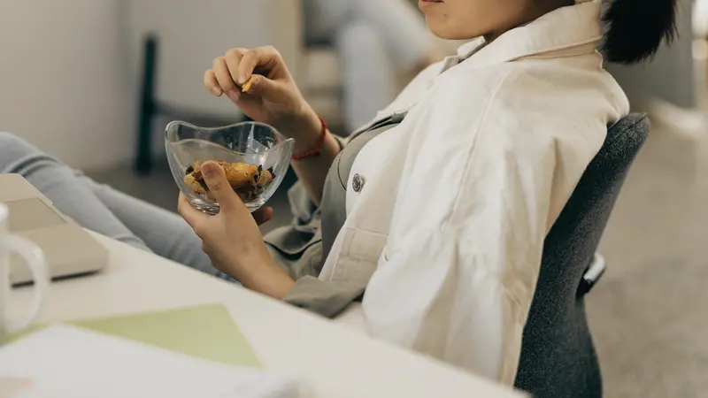 Spuntino durante la pausa di lavoro