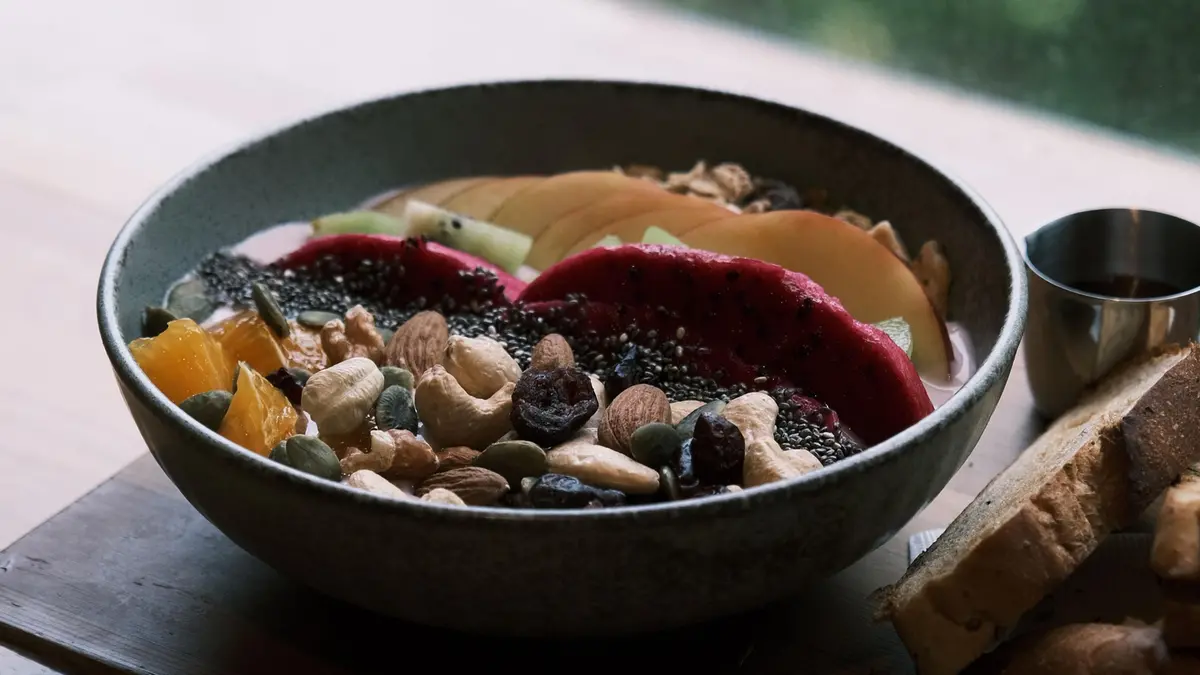 Yogurt bowl arricchita con frutta fresca, cereali e semi