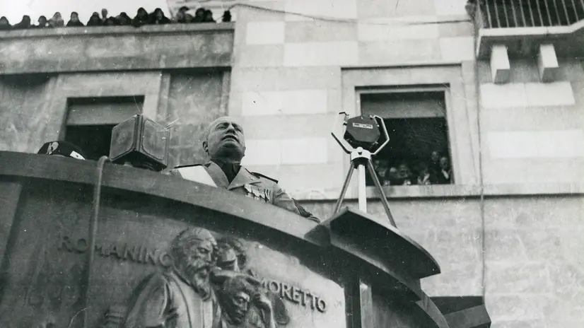 Benito Mussolini all'inaugurazione di piazza Vittoria