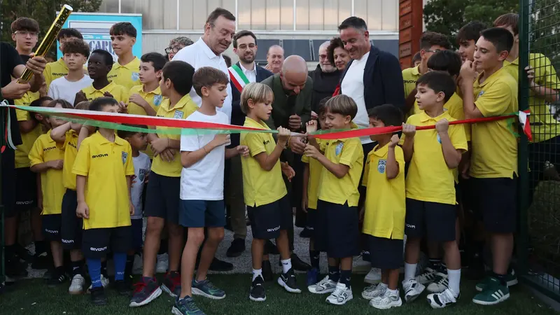 Il taglio del nastro un momento di festa per tutta la comunità