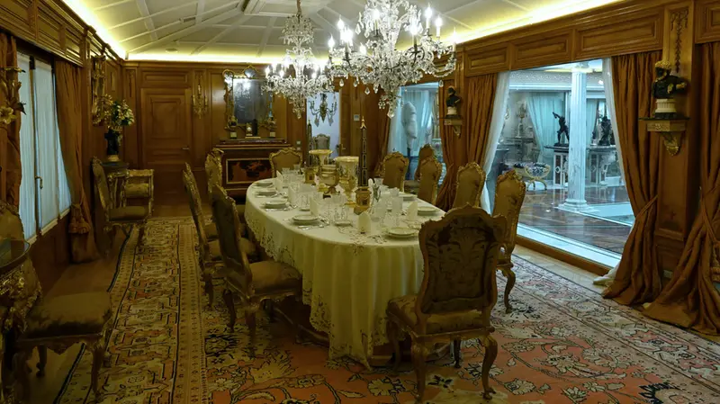 La sala da pranzo e le sedie provenienti dalla casa di Yves Saint Laurent - Foto New Reporter Favretto © www.giornaledibrescia.it