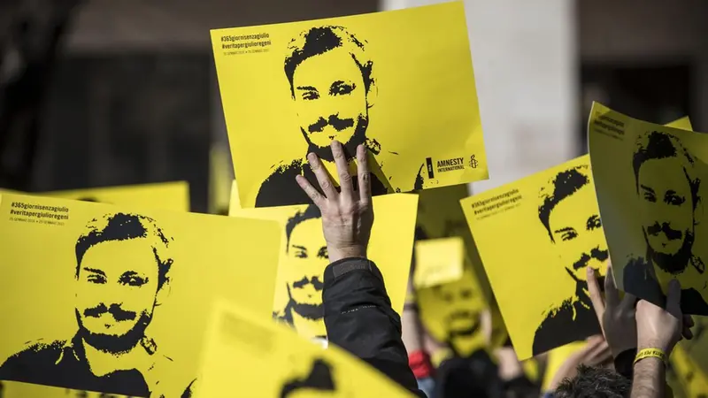 Cartelloni di solidarietà a Giulio Regeni - Foto Ansa © www.giornaledibrescia.it