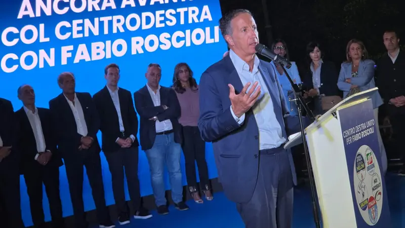 Fabio Roscioli nel corso del suo comizio conclusivo - Foto Ansa/Portavoce sindaco Cannizzaro © www.giornaledibrescia.it