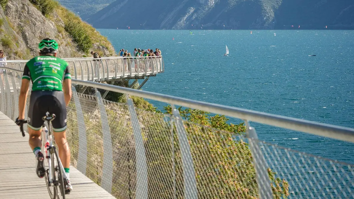 Pedalare nel cielo, sopra il lago di Garda
