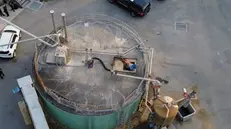 I carabinieri sul sito dell'impianto di biogas a Chiari