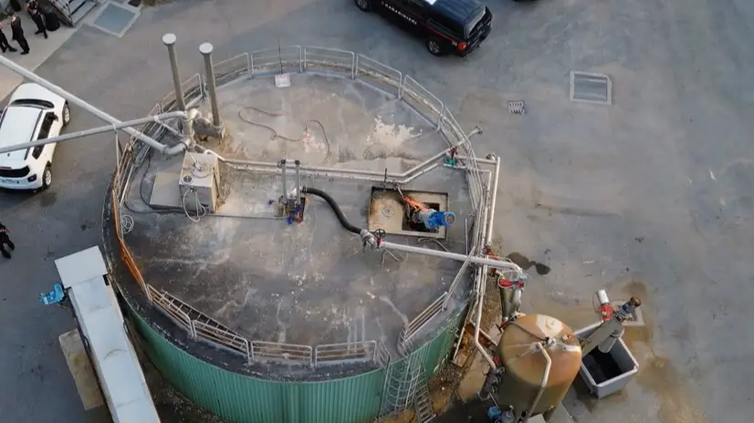 I carabinieri sul sito dell'impianto di biogas a Chiari