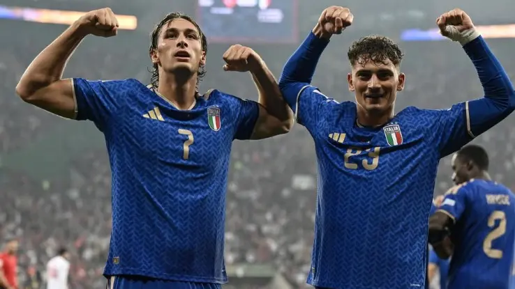 Pio e Sebastiano Esposito nella classica esultanza in cui mostrano i muscoli