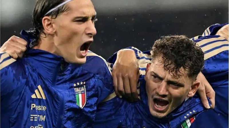 L'urlo e il trasporto durante l'inno nazionale prima del match contro la Turchia
