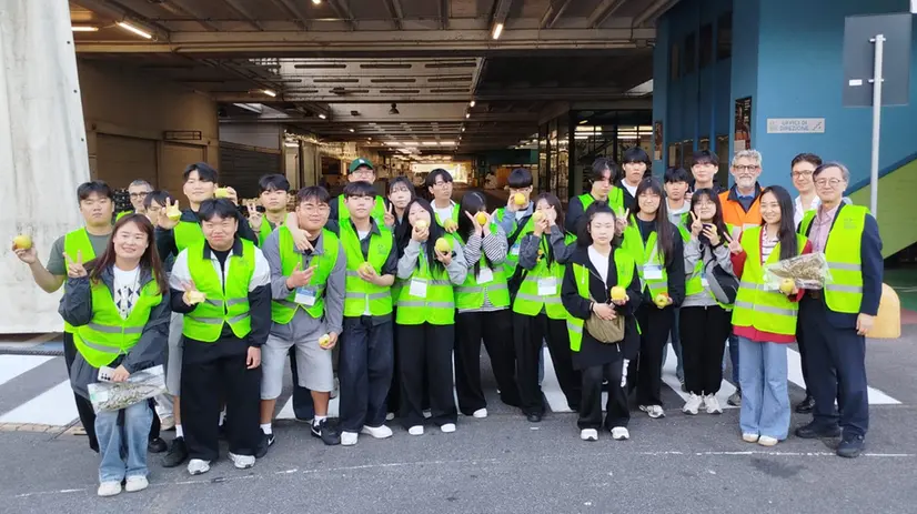 Gli studenti coreani all'Ortomercato di Brescia