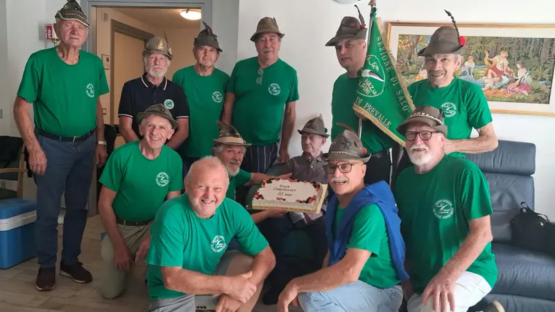 Il coro degli alpini porta felicità
