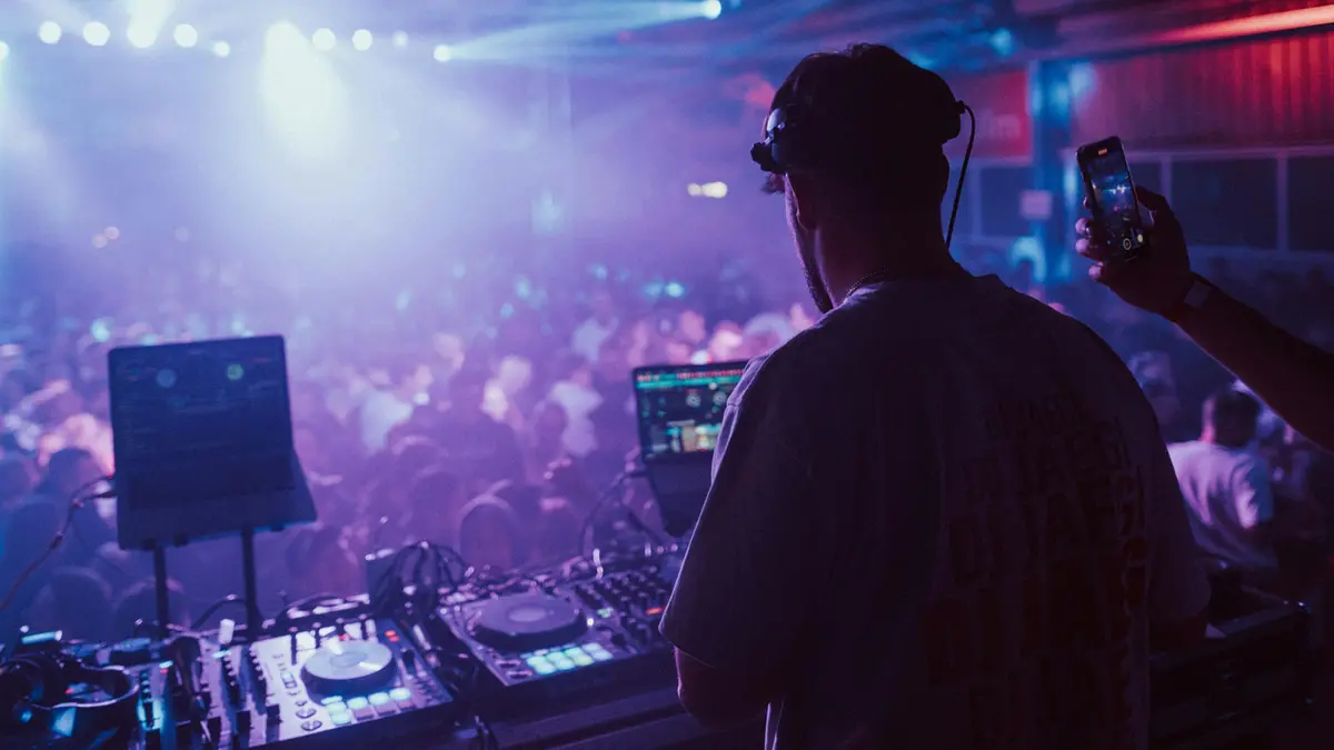 Un dj set in discoteca