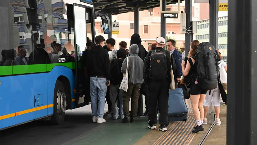 Studenti salgono su un pullman - © www.giornaledibrescia.it