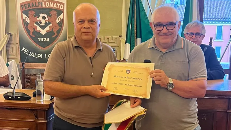 Il presidente della Lnd provinciale Alfredo Zanetti consegna l'attestato del centenario all'omologo lonatese Emilio Hueber © www.giornaledibrescia.it