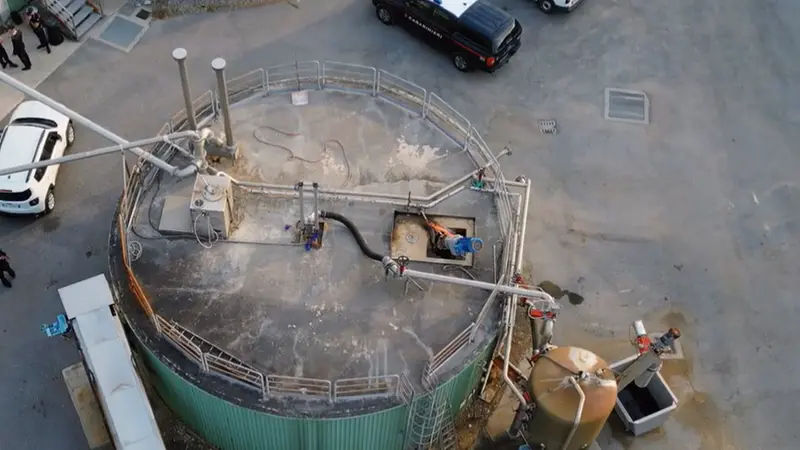 I carabinieri sul sito dell'impianto di biogas a Chiari
