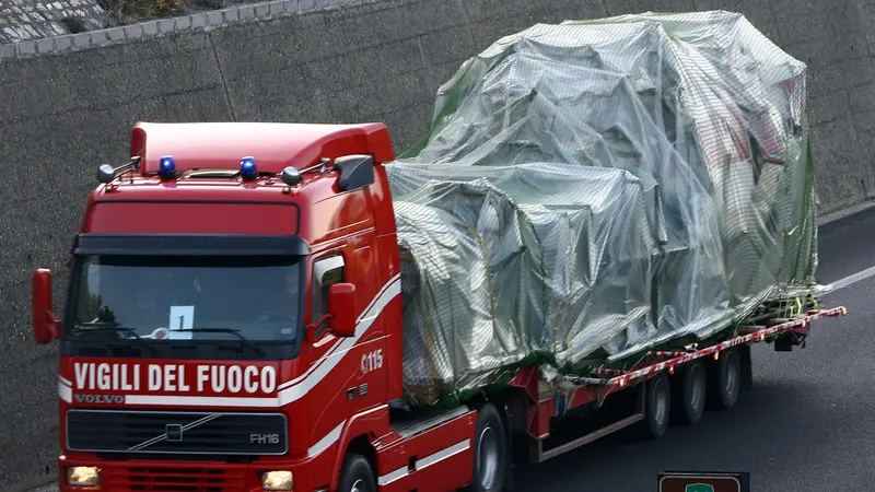 I resti del DC-9 trasportati da un camion dei Vigili del fuoco - Foto Ansa/Carlo Ferraro © www.giornaledibrescia.it