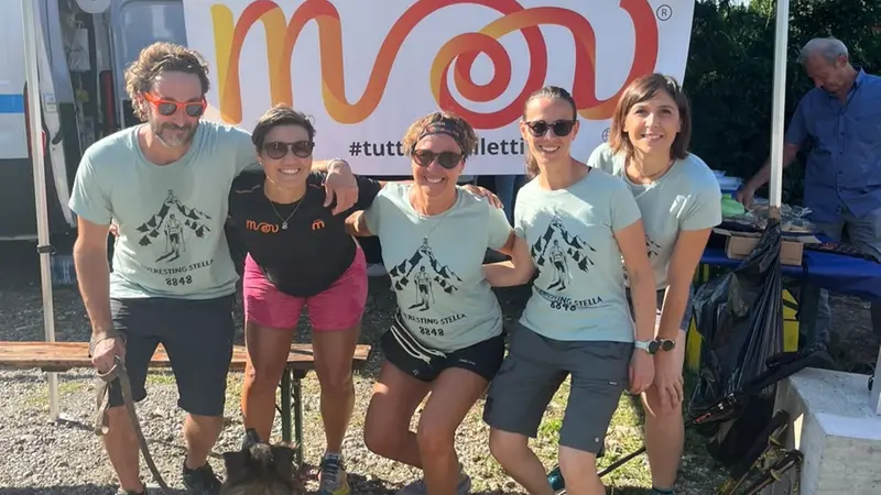 La moglie Stefania Torchio (seconda da destra) con le professioniste di Mov
