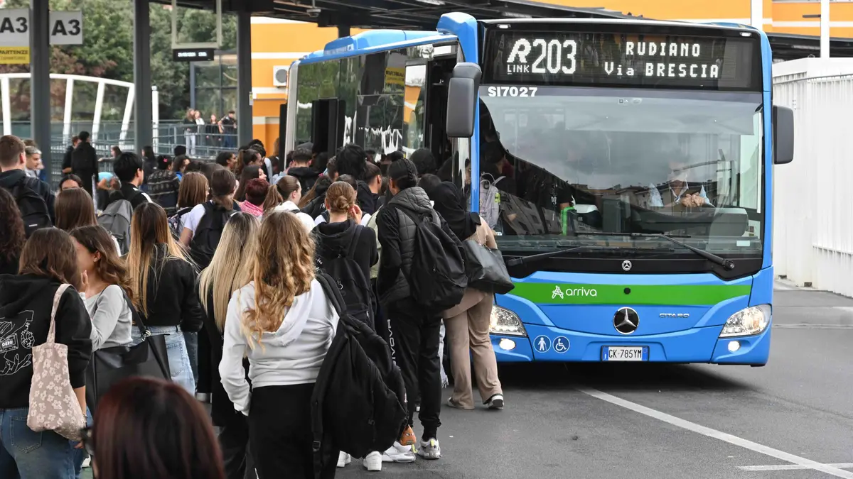 Studenti che salgono su un pullman - © www.giornaledibrescia.it