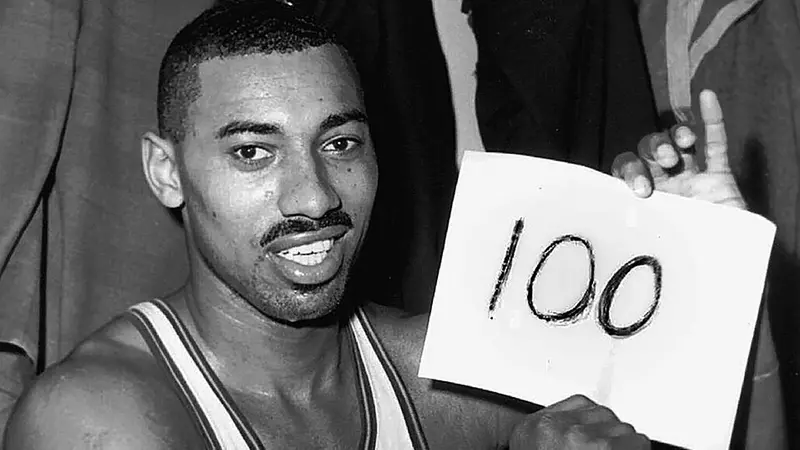 Wilt Chamberlain festeggia i cento punti