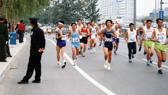 La maratona all'indietro di Xu Zhenjun - Guinness World Records