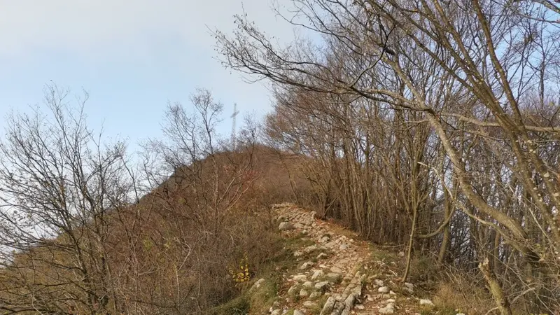 Gli ultimi passi prima di raggiungere la croce sulla cima