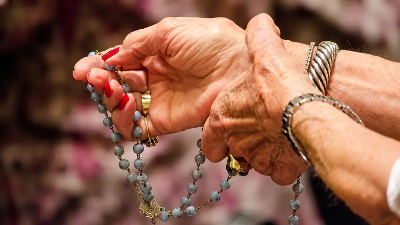 La donna ha consegnato gioielli per 12mila euro