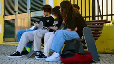 I giovani tra i 13 e i 17 anni passano in media 4 ore e mezza al giorno online