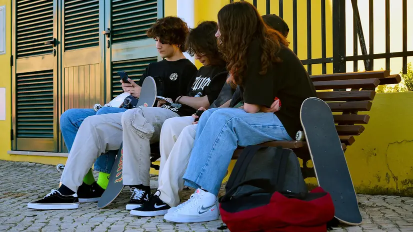I giovani tra i 13 e i 17 anni passano in media 4 ore e mezza al giorno online