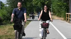 Il vicesindaco Manzoni e l'assessora Bianchi in bicicletta © www.giornaledibrescia.it