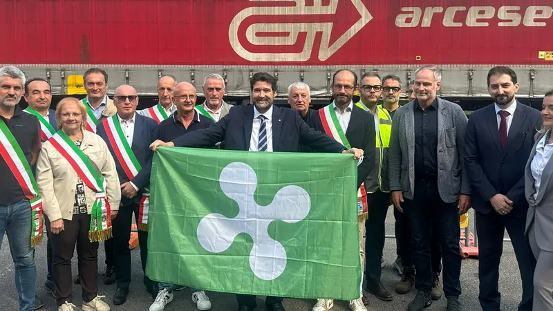 L’assessore Maione insieme ai sindaci e agli amministratori del territorio - © www.giornaledibrescia.it