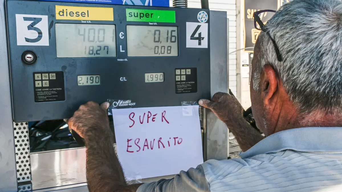 I distributori Eni sono stati presi d'assalto - Foto Ansa © www.giornaledibrescia.it