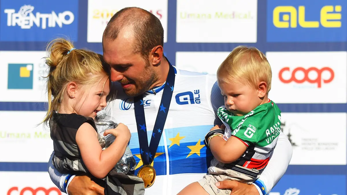 Sonny Colbrelli sul podio con i figli e la maglia di campione europeo nel 2021