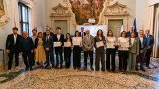 Studenti e studentesse che hanno ricevuto i premi di laurea