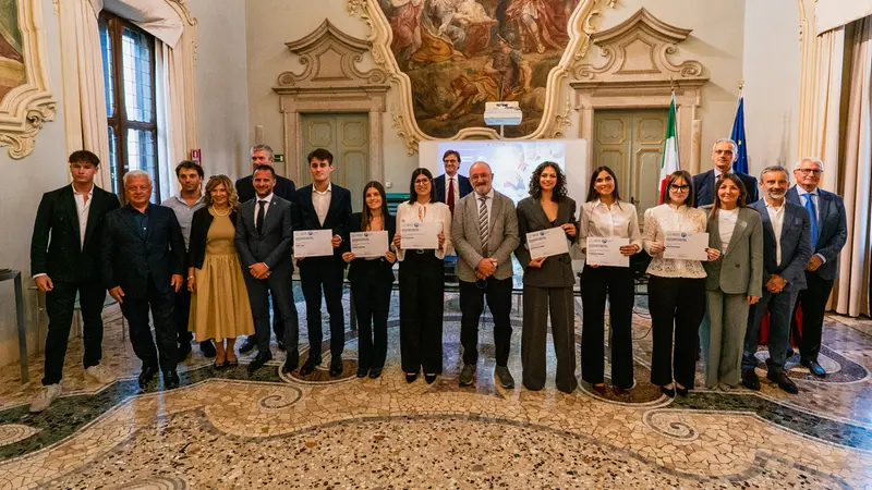 Studenti e studentesse che hanno ricevuto i premi di laurea