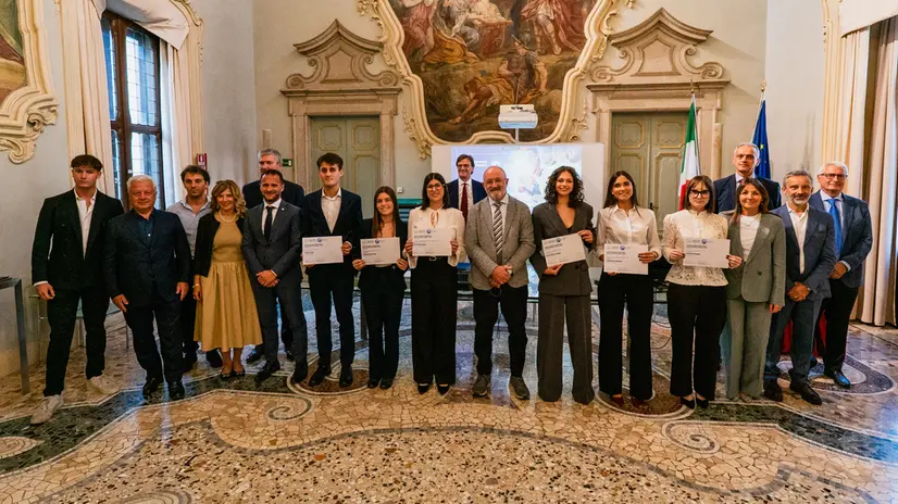 Studenti e studentesse che hanno ricevuto i premi di laurea