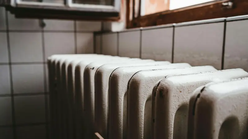 Anche non schermare i termosifoni aiuta a non disperdere calore