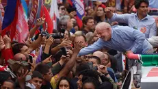 Il presidente brasiliano Lula tra i suoi sostenitori - Foto Ansa © www.giornaledibrescia.it
