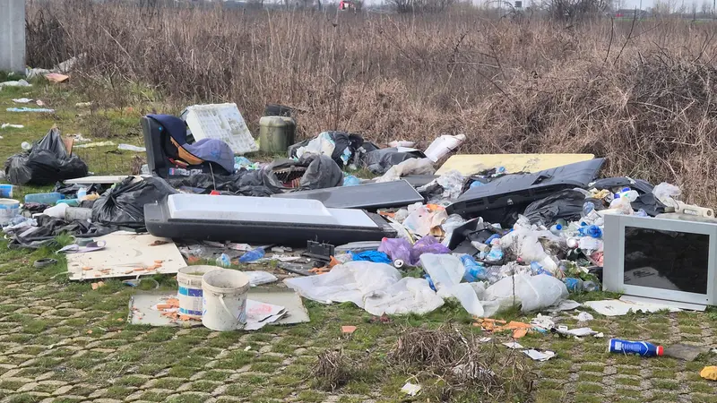 Rifiuti abbandonati in città - © www.giornaledibrescia.it