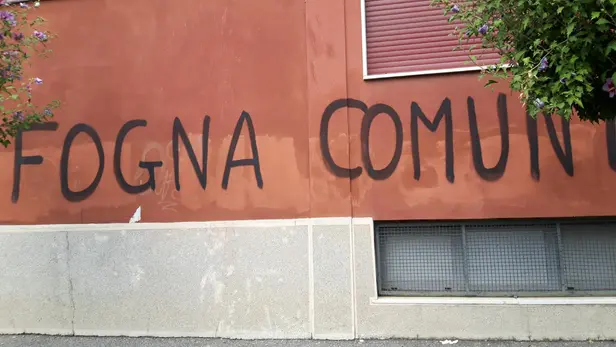 La scritta sul muro della sede del Pd