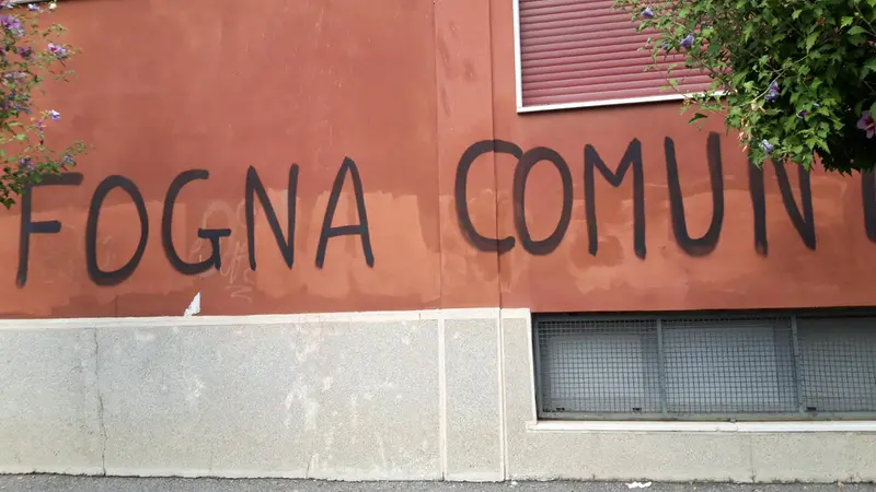 La scritta sul muro della sede del Pd