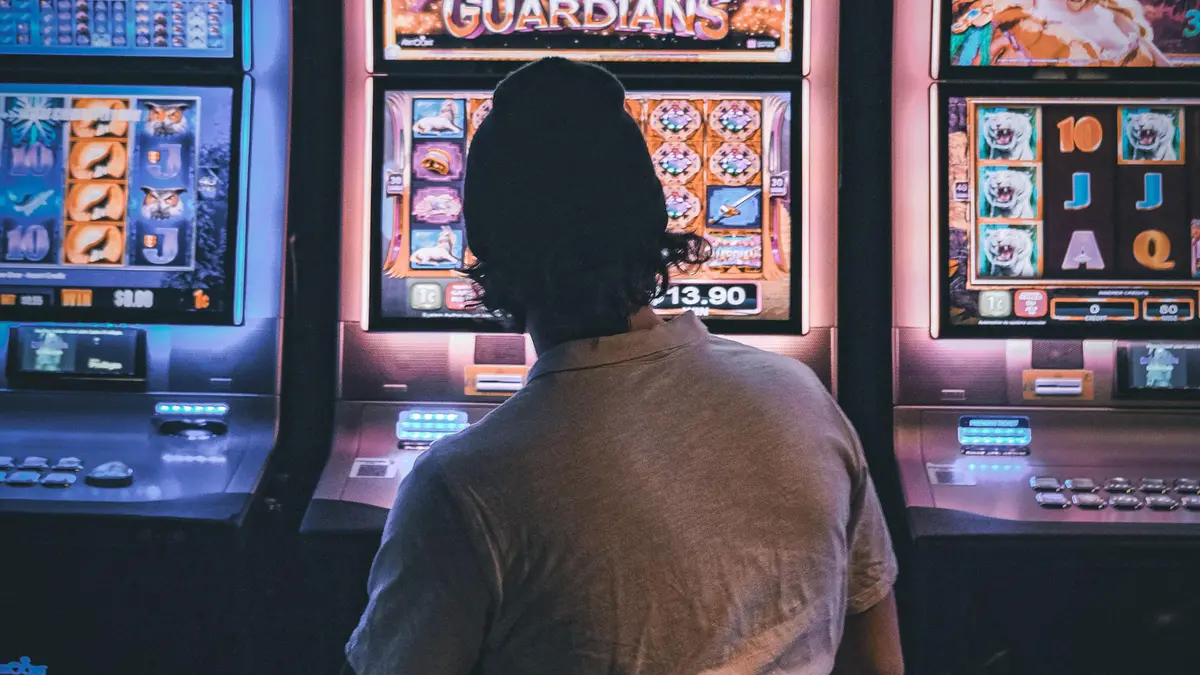 Una persona davanti a una slot