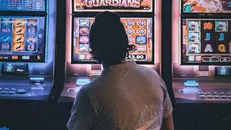 Una persona davanti a una slot