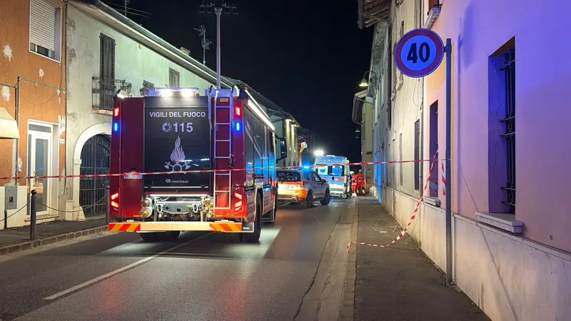 I mezzi di soccorso e i Vigili del fuoco sul luogo dell'incidente